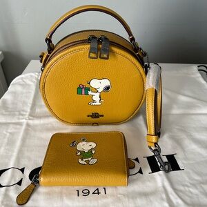 Coach X Peanuts Canteen Crossbody With Snoopy Present Motif And Matching Wallet